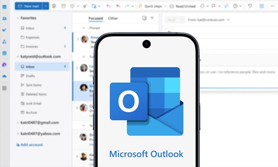 Outlook-Logo auf Smartphone, dahinter Outlook-Interface verschwommen im Hintergrund.